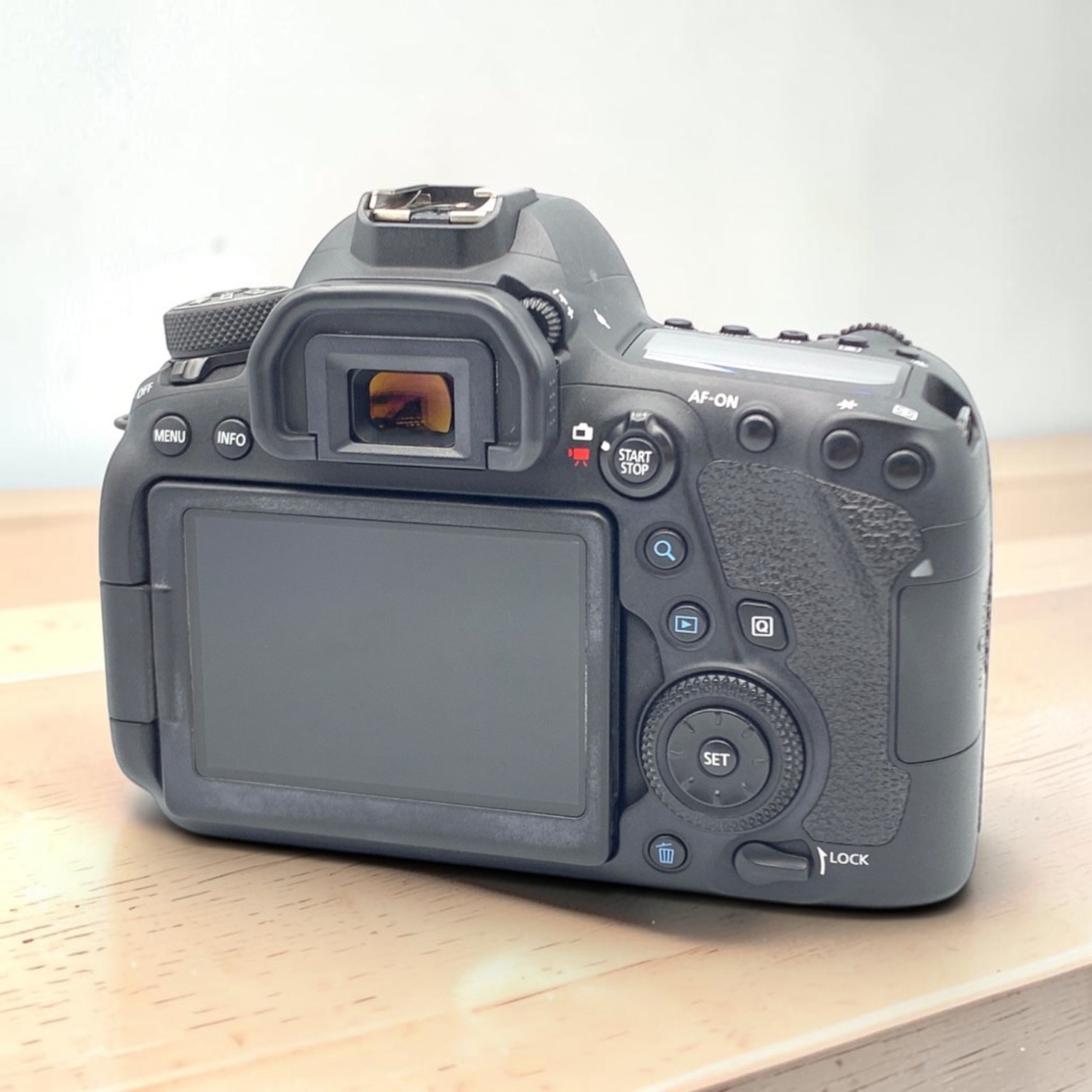 Canon EOS 6D Mark II ボディの中古 (美品)・¥93,160 by そらい