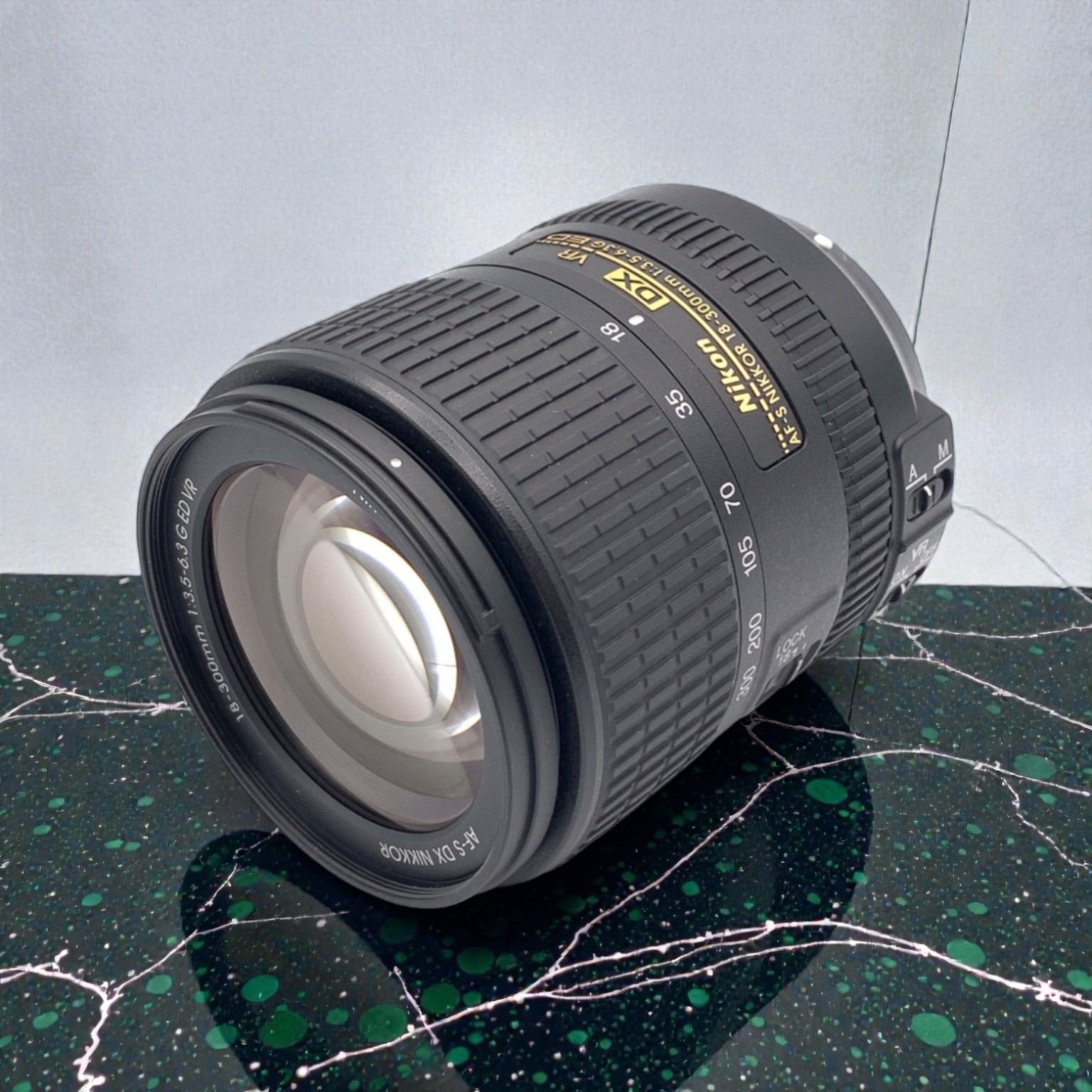 ニコン AF-S DX NIKKOR 18-300mm f/3.5-6.3G ED VRの中古 (美品