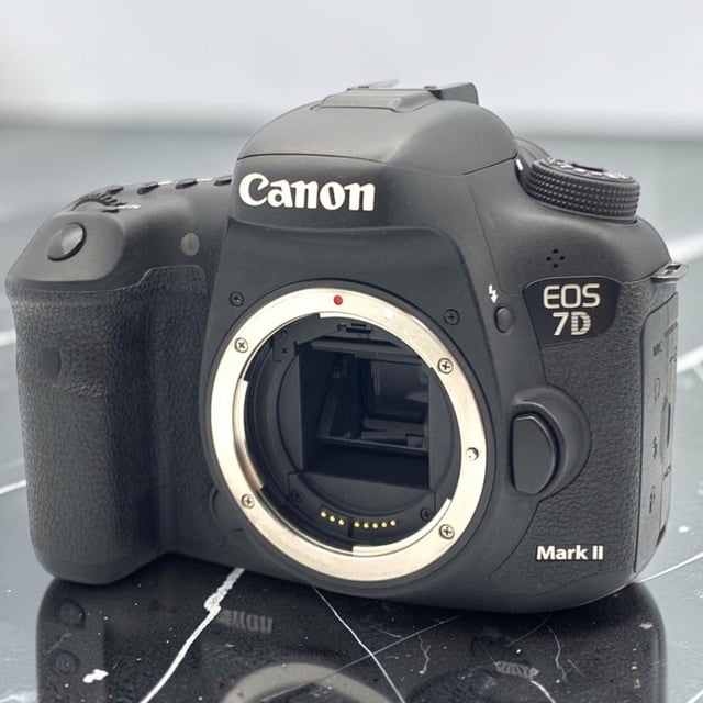 EOS 7D Mark II ボディ