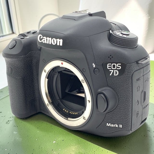EOS 7D Mark II ボディ