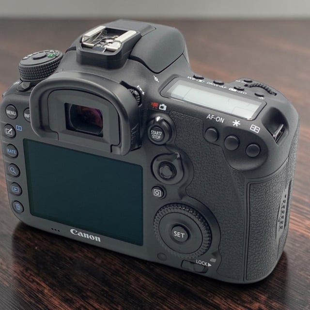 EOS 7D Mark II ボディ