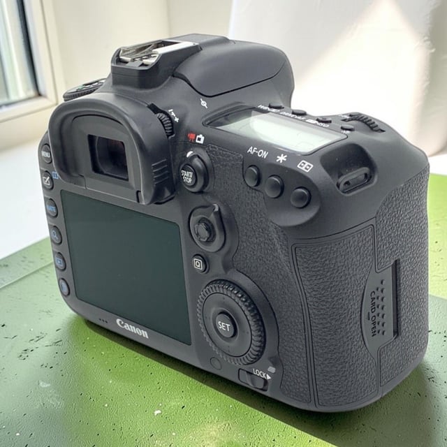 EOS 7D Mark II ボディ