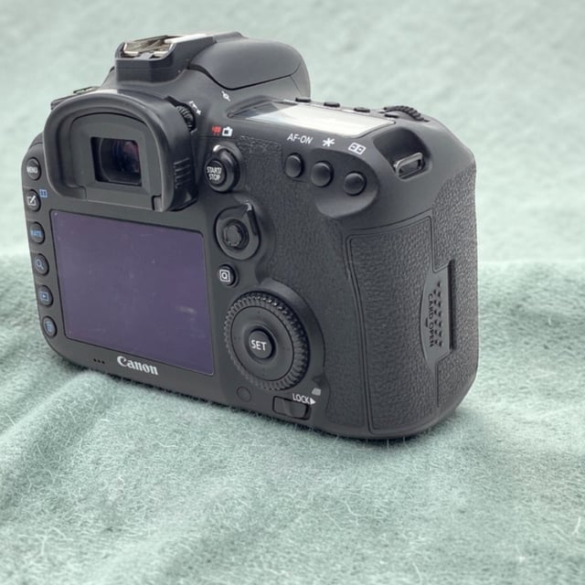 EOS 7D Mark II ボディ