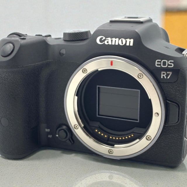 EOS R7 ボディ