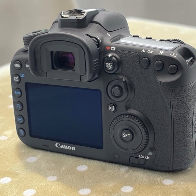EOS 7D Mark II ボディ