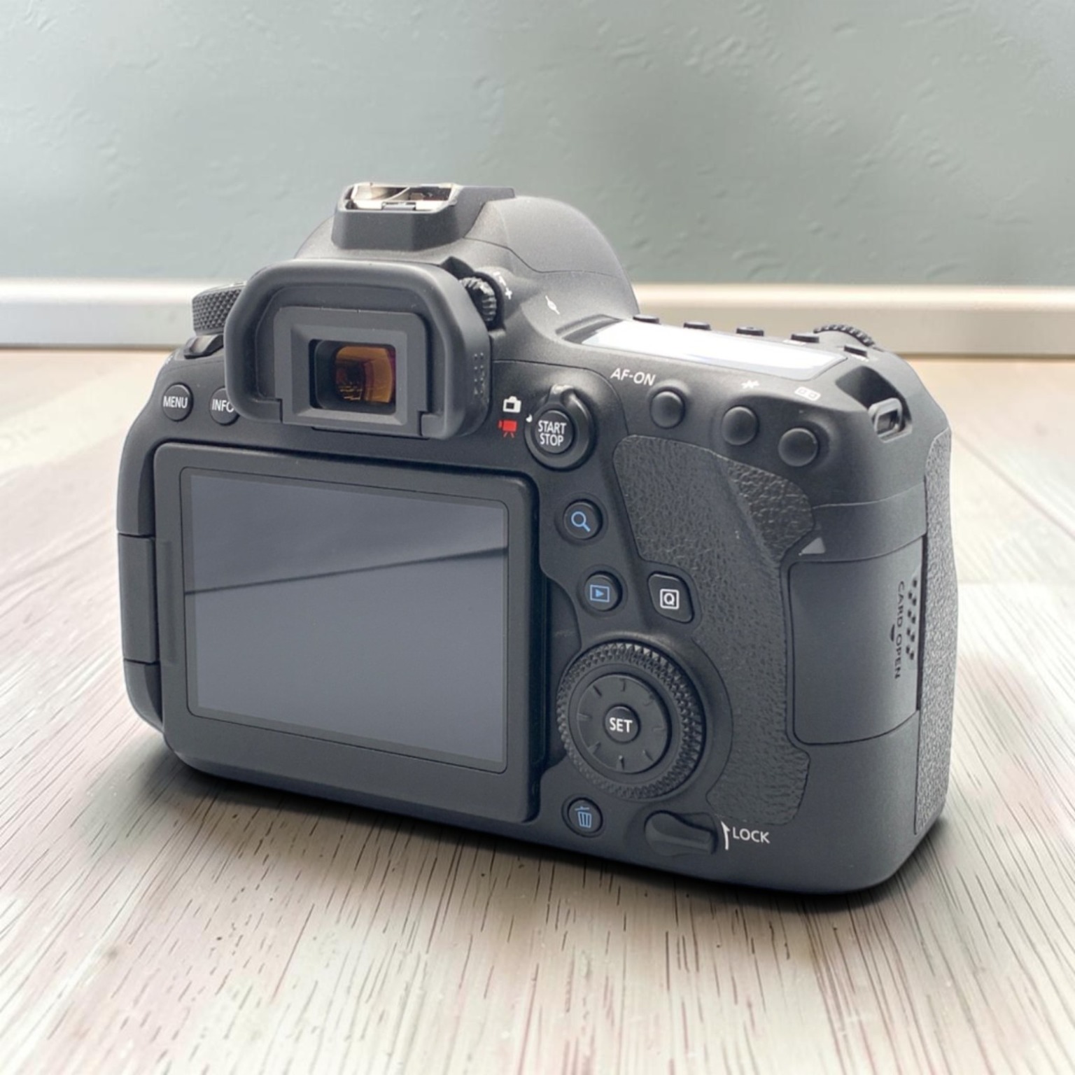 Canon EOS 6D Mark II ボディの中古 (美品)・¥89,900 by もねら