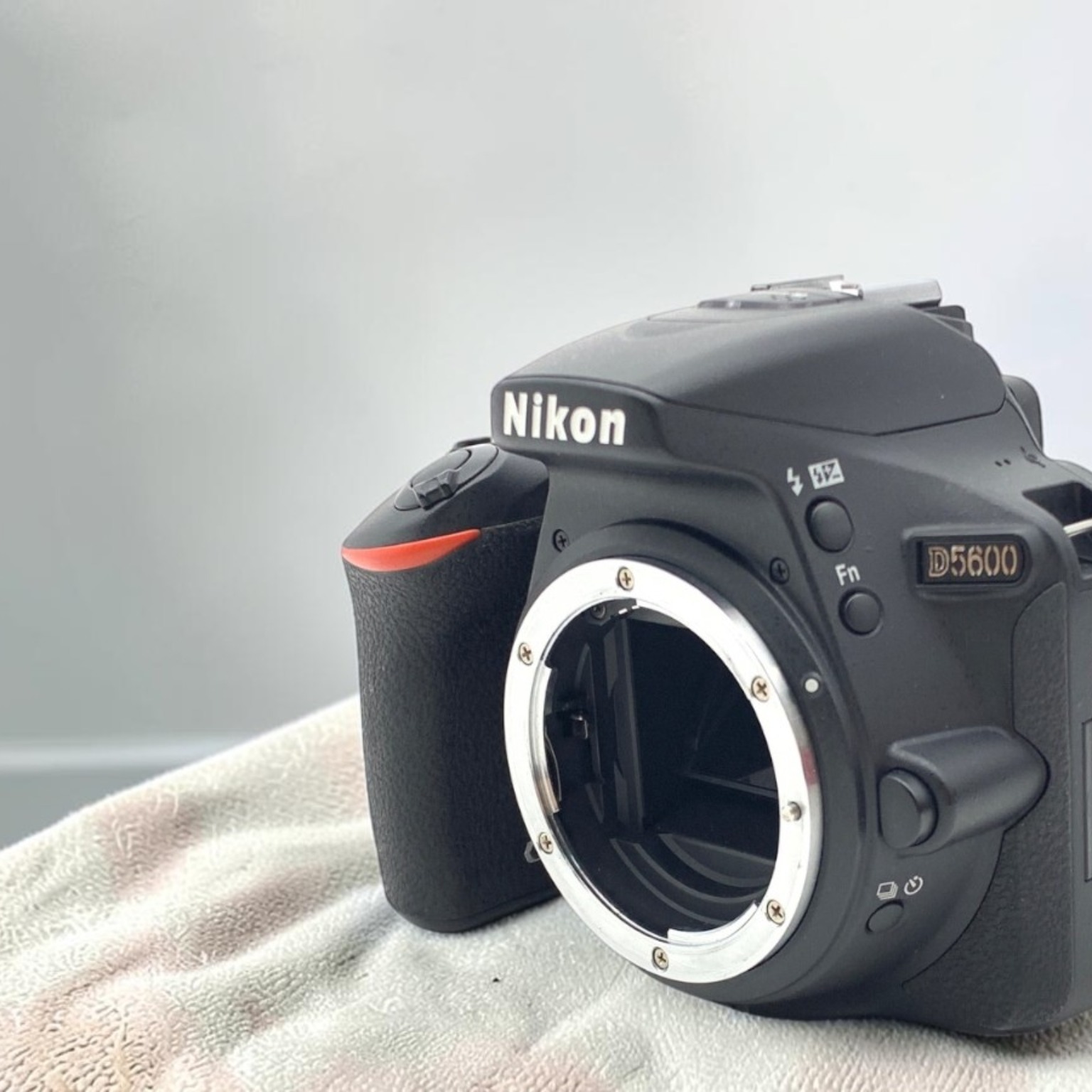 ■ 美品 ■ ニコン　Nikon D5600 ボディ ≪S数8233回≫ ニコン D5600 ボディの中古 (美品)・¥40,220 売り切れ by toromi