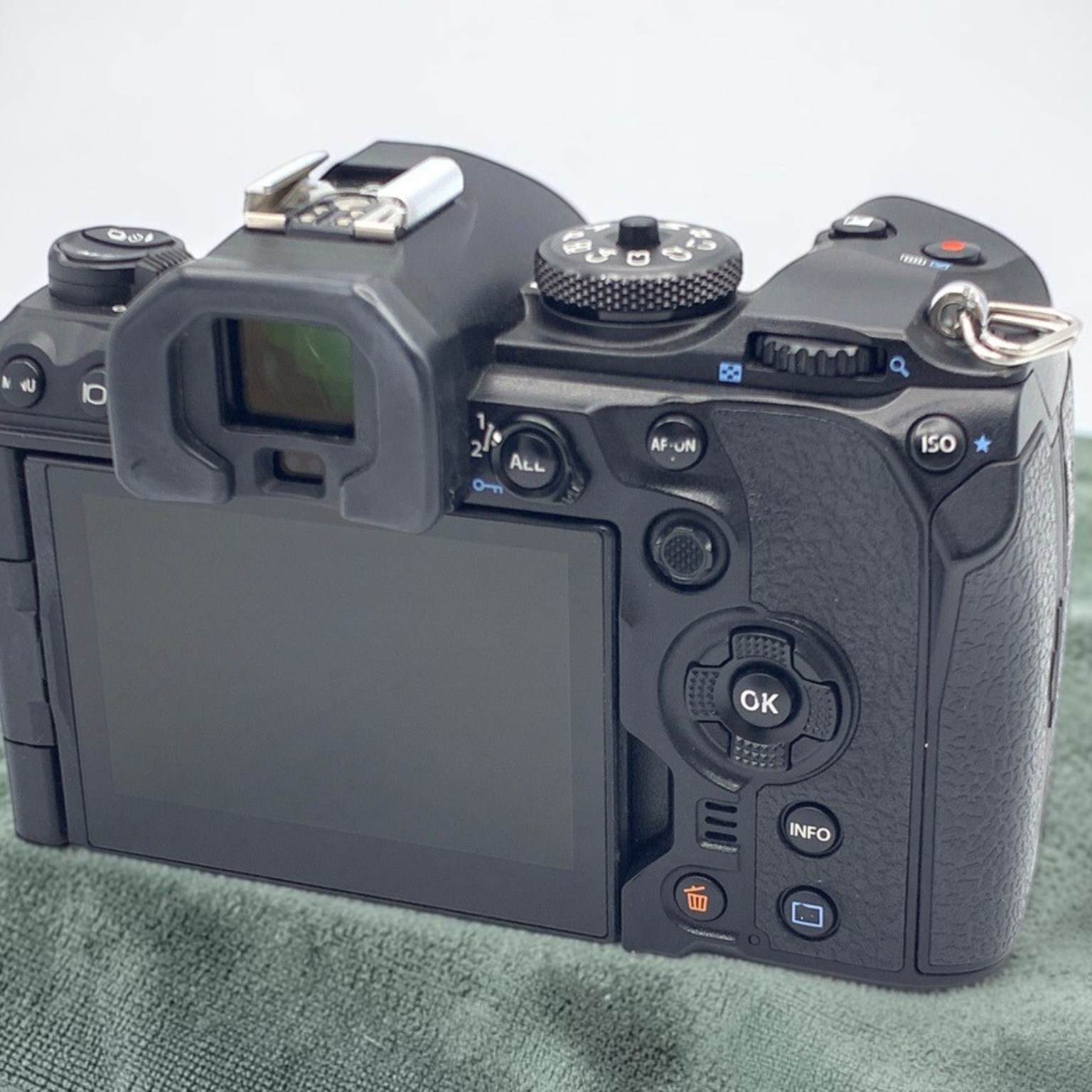 楽天130707　OM SYSTEM OM-1 ボディ 未使用品♪ OM SYSTEM OM-1 ボディの中古 (良品)・¥135,420 by varni | みんなのカメラ