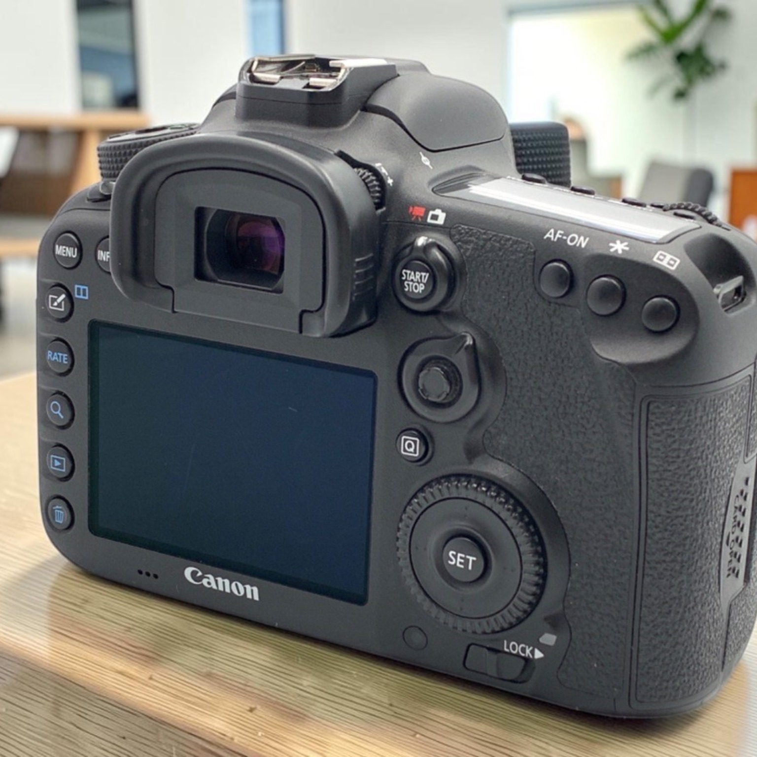 Canon EOS Kiss X7i ダブルズームキットの新品/中古の在庫一覧