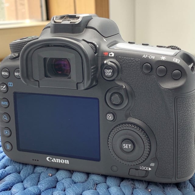 EOS 7D Mark II ボディ