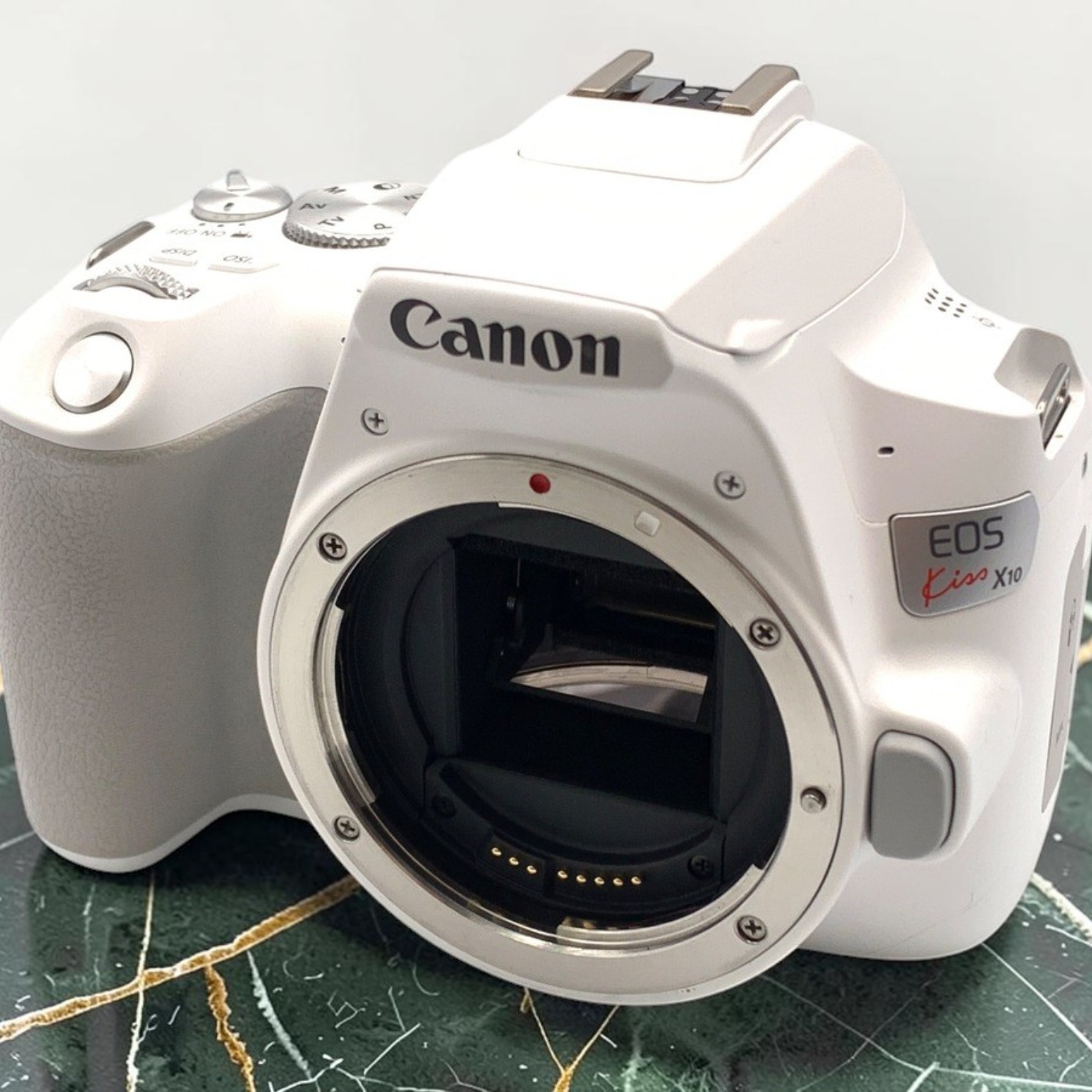 Canon EOS Kiss X10 ボディの中古 (美品)・¥56,200 by nerru