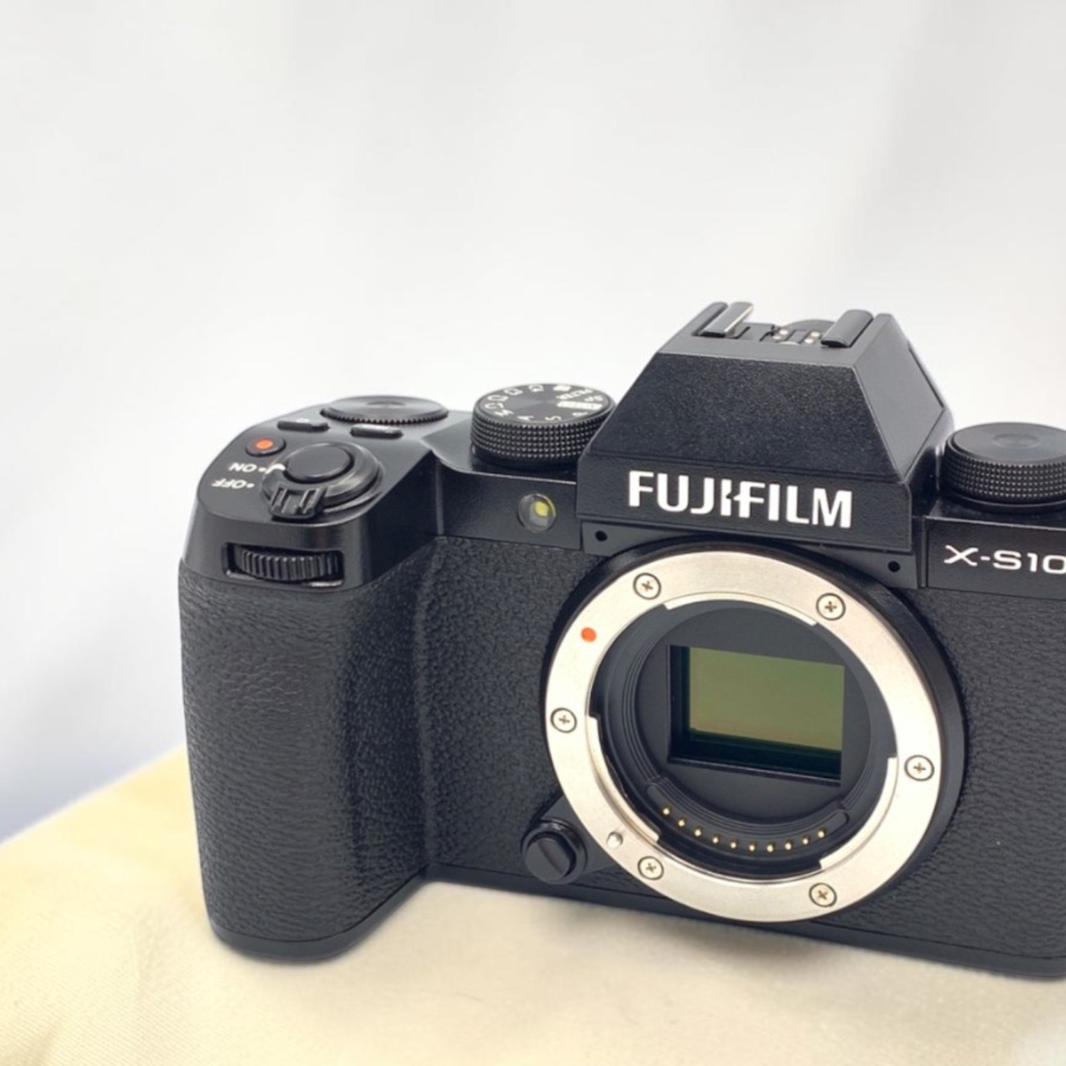 FUJIFILM 富士フイルム X-S10 ボディ 新品 富士フイルム「X-S10」登場！ ボディ内手ブレ搭載の小型・軽量ミラー