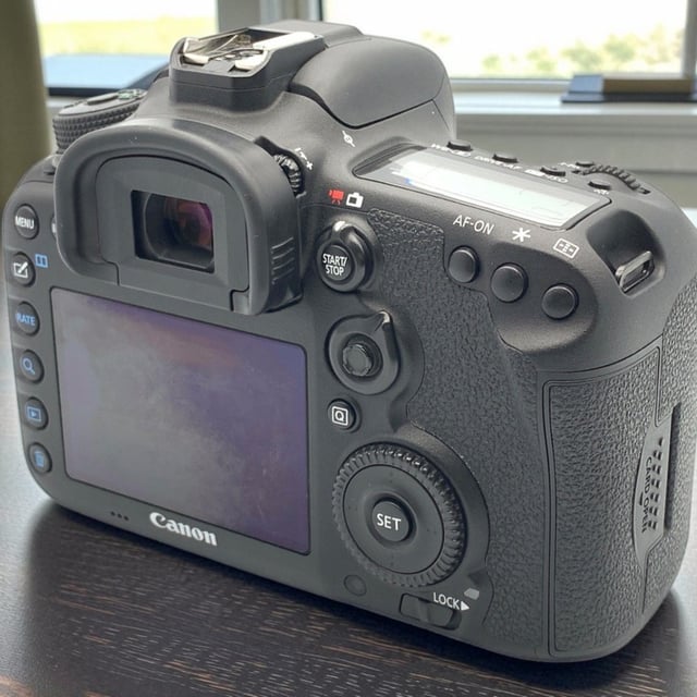 EOS 7D Mark II ボディ