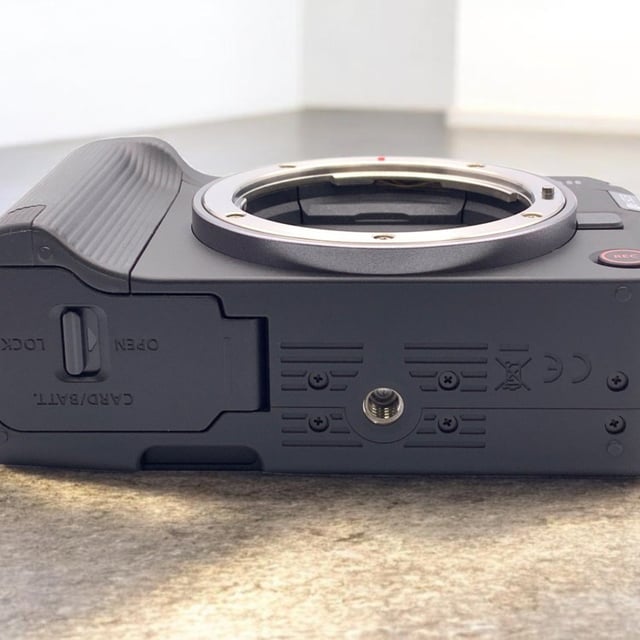 EOS R50 V ボディ "ブラック"