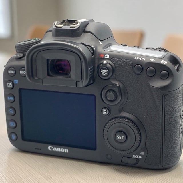 EOS 7D Mark II ボディ