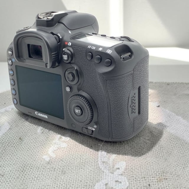 EOS 7D Mark II ボディ