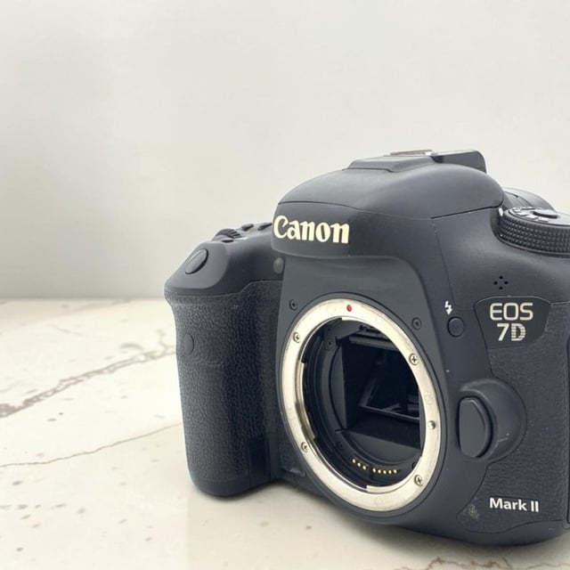 EOS 7D Mark II ボディ