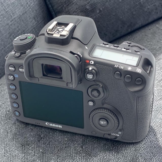 EOS 7D Mark II ボディ