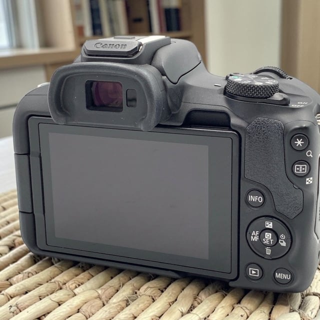 EOS R50 ボディ "ブラック"