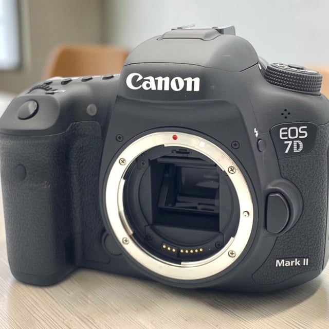 EOS 7D Mark II ボディ