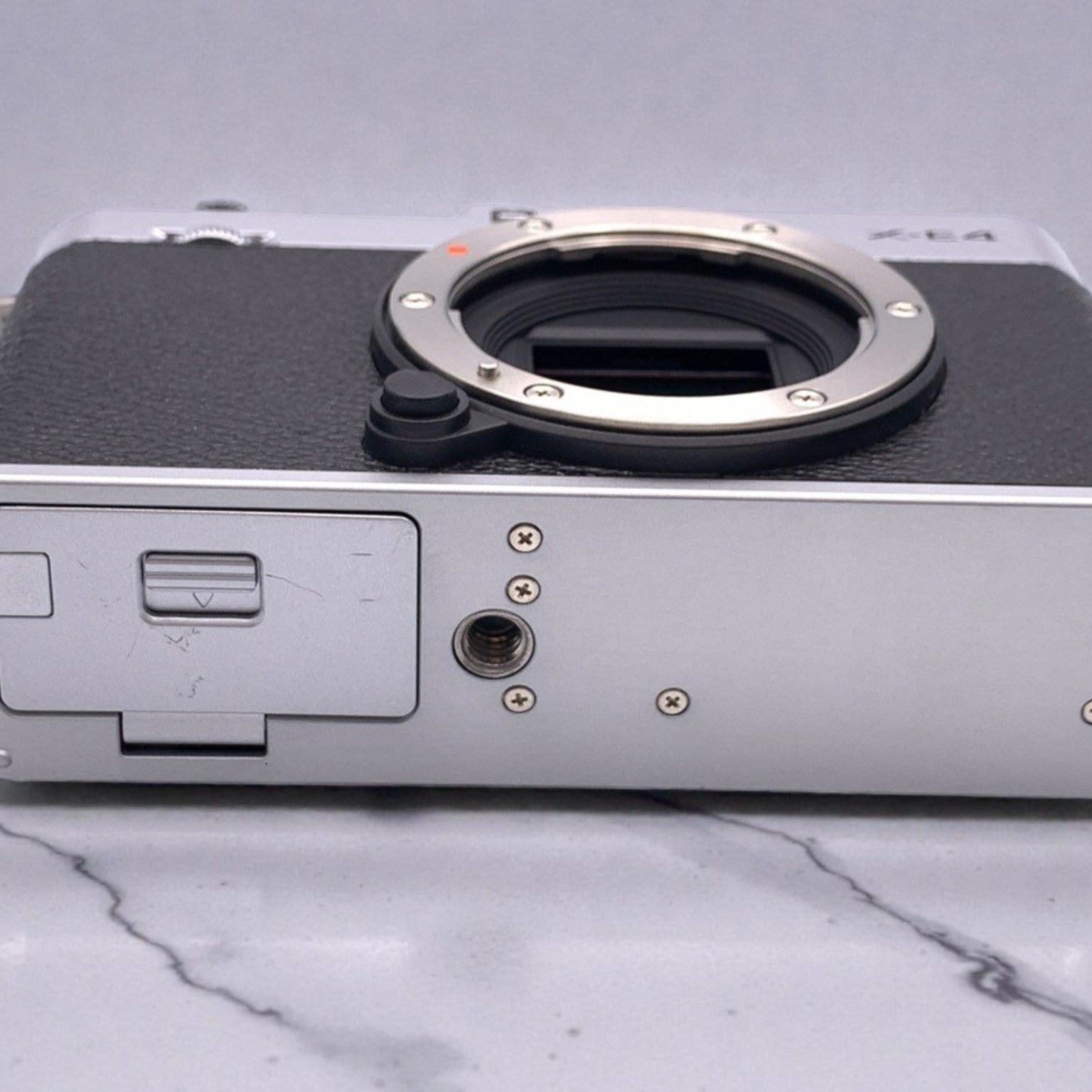 富士フイルム X-E4 ボディ シルバー 中古 富士フイルム FUJIFILM X-E4 ボディ シルバー ABランク 中古｜フジヤカメラ