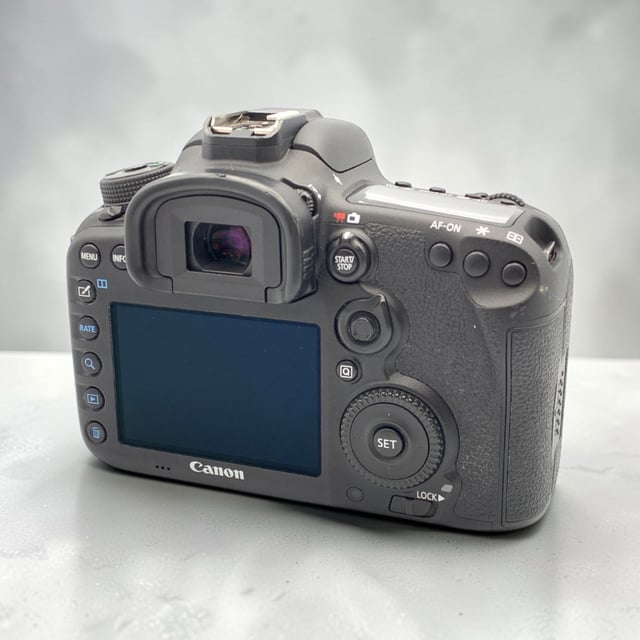 EOS 7D Mark II ボディ