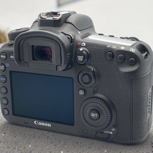 EOS 7D Mark II ボディ