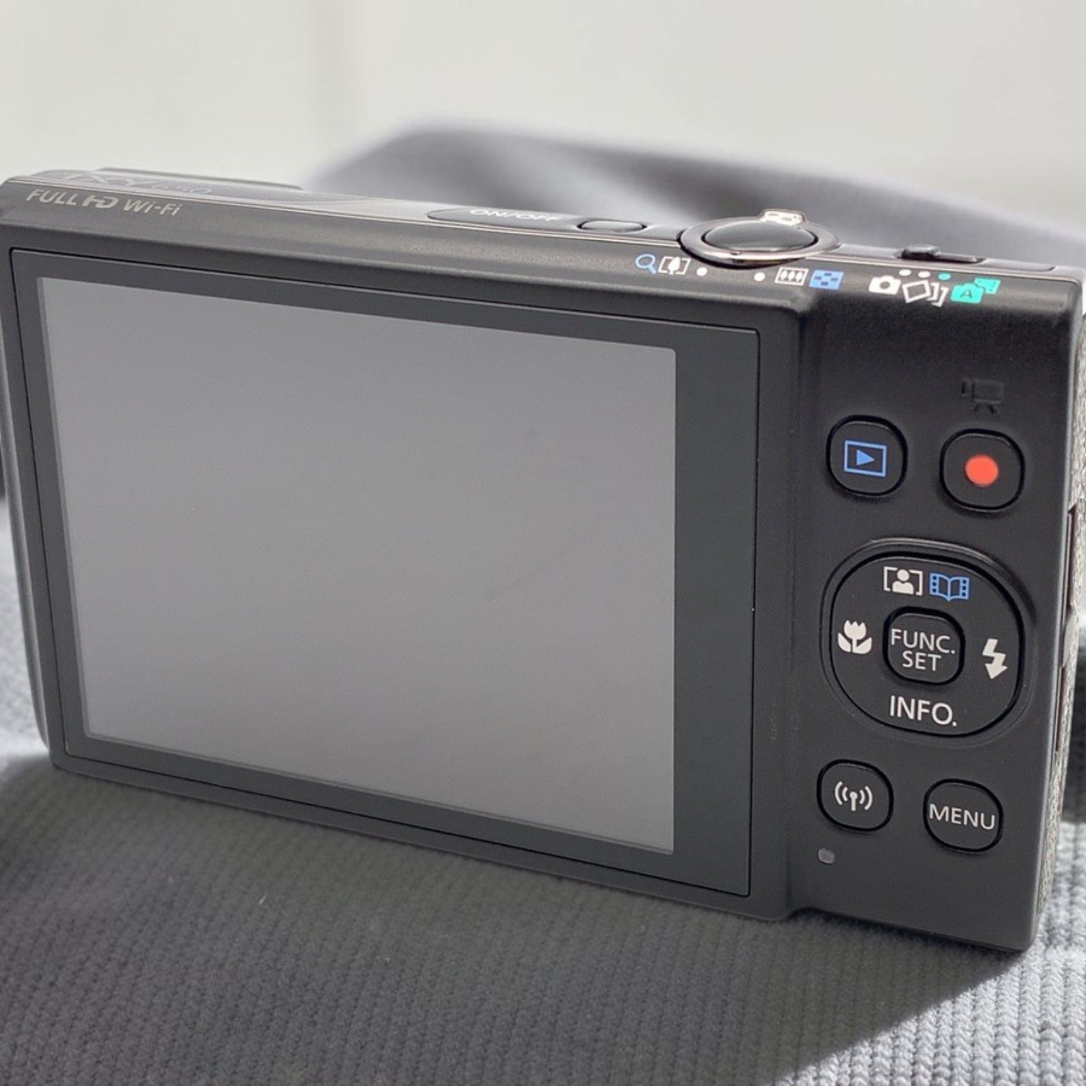 Canon IXY 650 m 