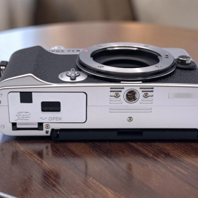OLYMPUS PEN E-P7 ボディ "シルバー"