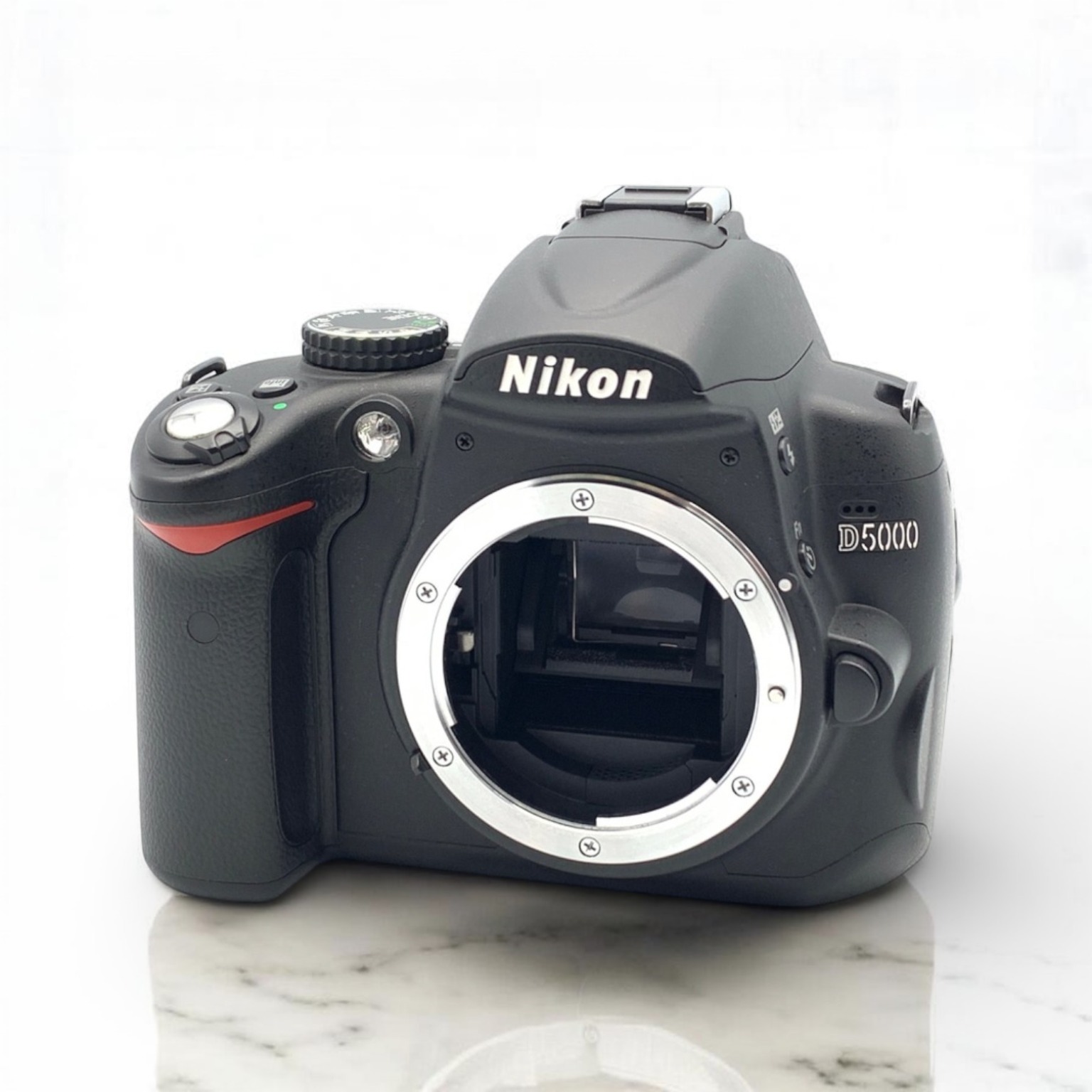 中古美品 Nikon ニコン D5000ボディ SC:1215回 ニコン D5000 ボディの中古 (美品)・¥9,540 | みんなのカメラ