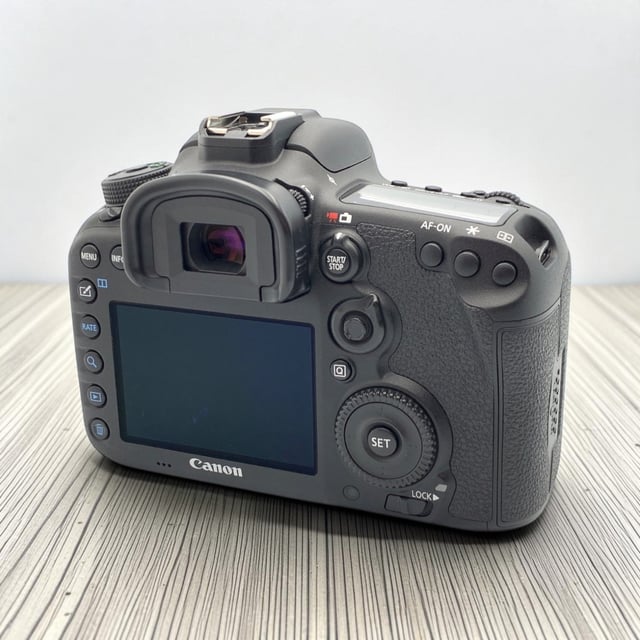 EOS 7D Mark II ボディ
