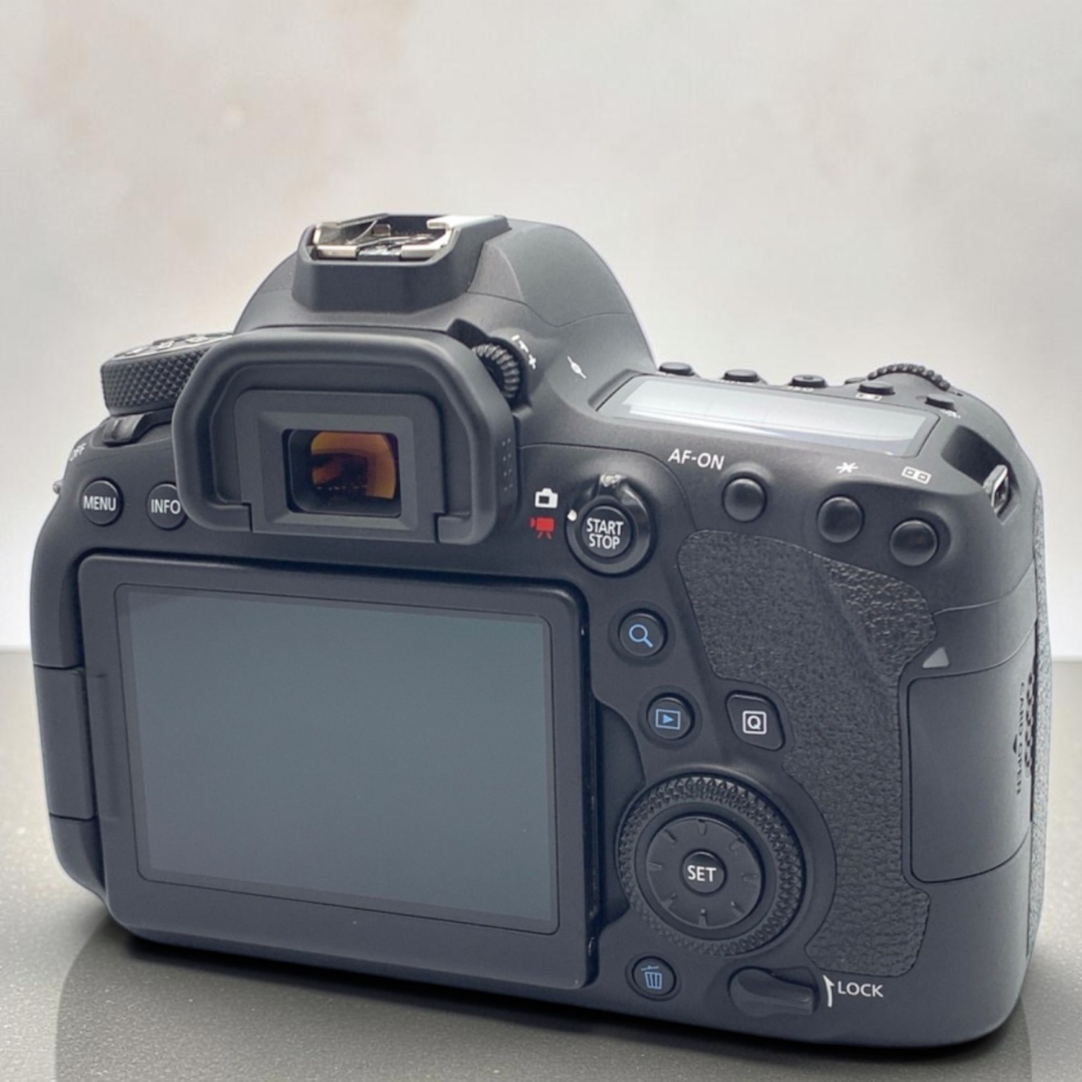 Canon EOS 6D Mark II ボディの中古 (美品)・¥92,200 売り切れ by