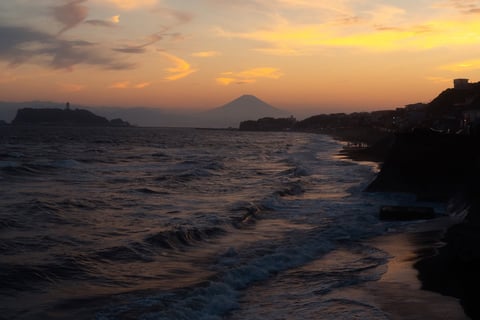 こんな写真が撮れるとは思っていませんでした。
今回は神奈川県へ気軽に立ち寄っただけだったのですが、夕方の景色がとてもきれいでした。
空・山・海・大地という「4つの自然」を、ひとつの場所から同時に見ることができました。
思いがけず、特別な一枚になりました。