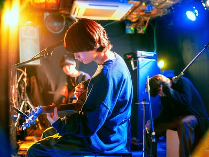 親友のバンドのアコースティックイベントで撮影し、何度もレタッチをした思い出の一枚です。
