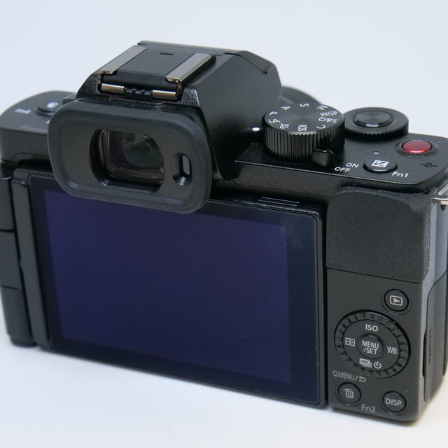 LUMIX G100(DC-G100V) 標準ズームレンズキット(トライポッドグリップ付き)